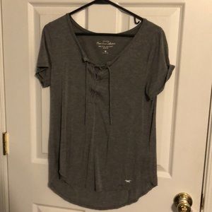 grey short sleeve shirt